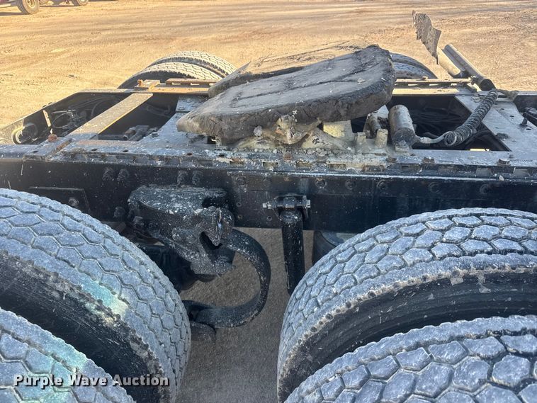 image for item ET4416 2016 Peterbilt 579 semi truck