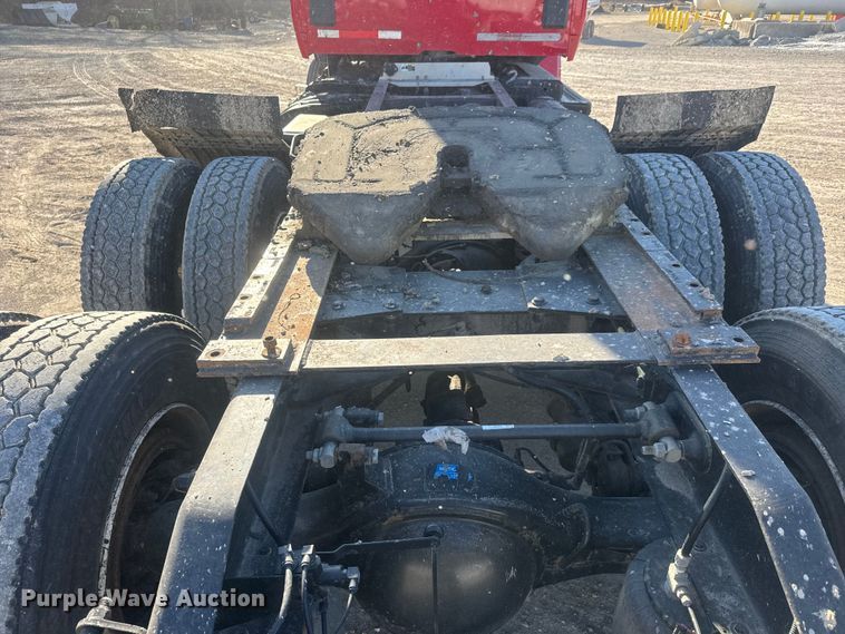 image for item ET4416 2016 Peterbilt 579 semi truck