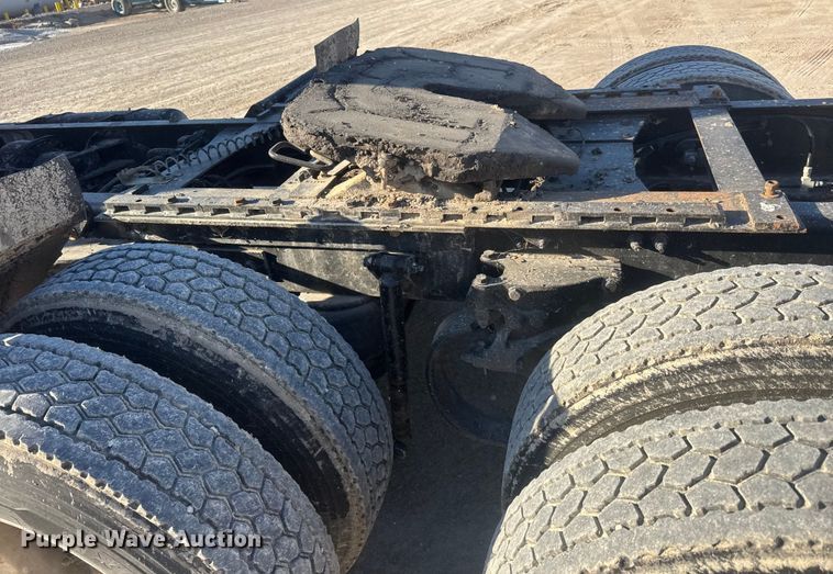 image for item ET4416 2016 Peterbilt 579 semi truck