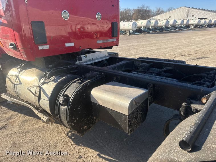 image for item ET4416 2016 Peterbilt 579 semi truck