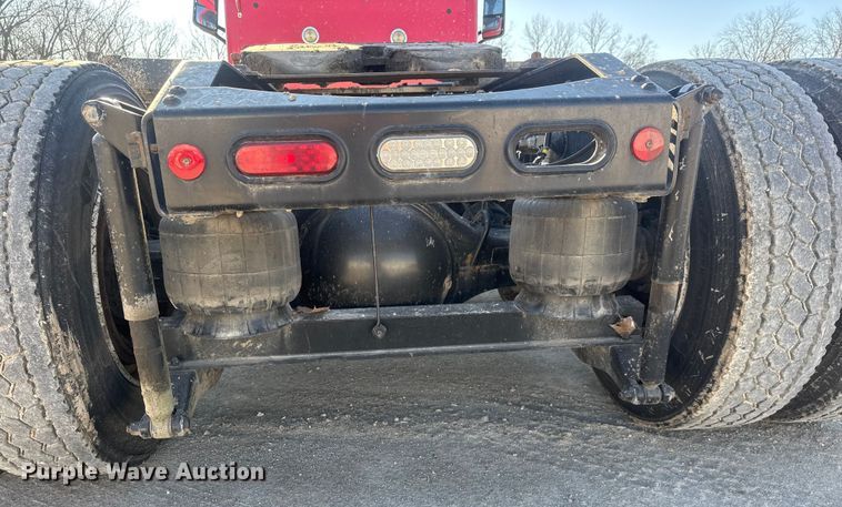 image for item ET4416 2016 Peterbilt 579 semi truck