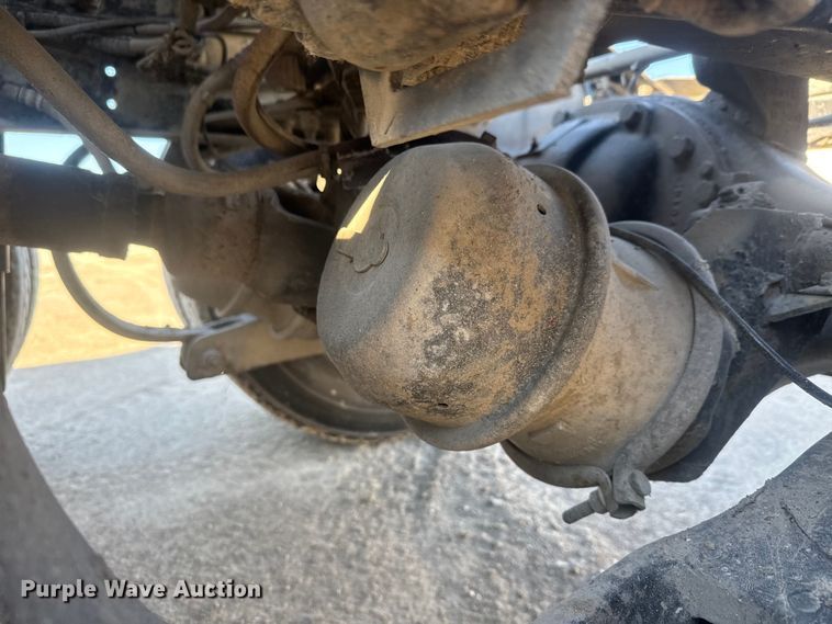 image for item ET4416 2016 Peterbilt 579 semi truck