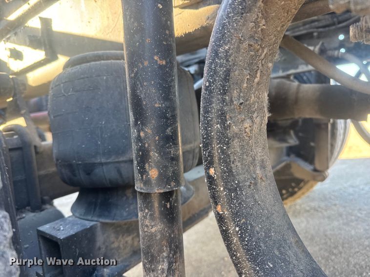 image for item ET4416 2016 Peterbilt 579 semi truck