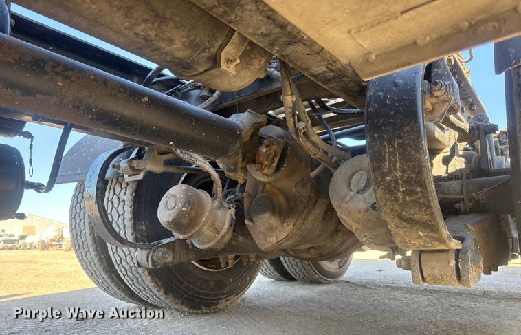 image for item ET4416 2016 Peterbilt 579 semi truck