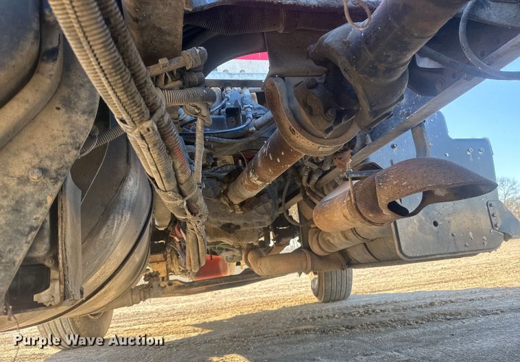 image for item ET4416 2016 Peterbilt 579 semi truck