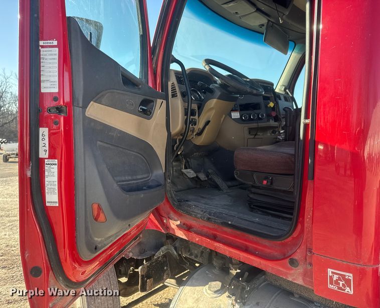 image for item ET4416 2016 Peterbilt 579 semi truck