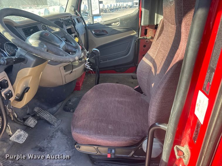 image for item ET4416 2016 Peterbilt 579 semi truck