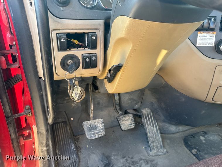 image for item ET4416 2016 Peterbilt 579 semi truck