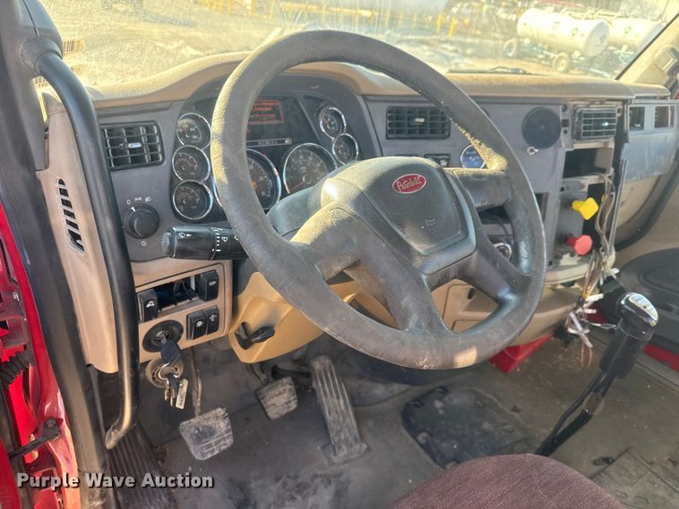image for item ET4416 2016 Peterbilt 579 semi truck