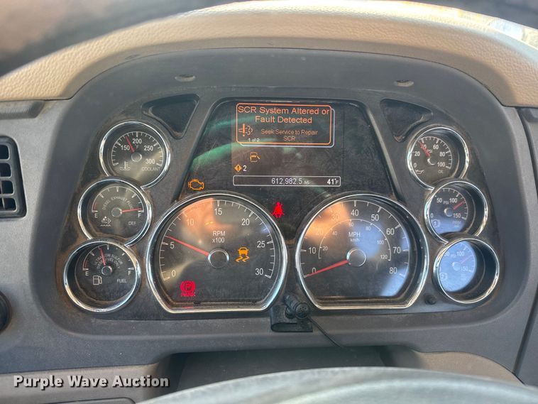 image for item ET4416 2016 Peterbilt 579 semi truck