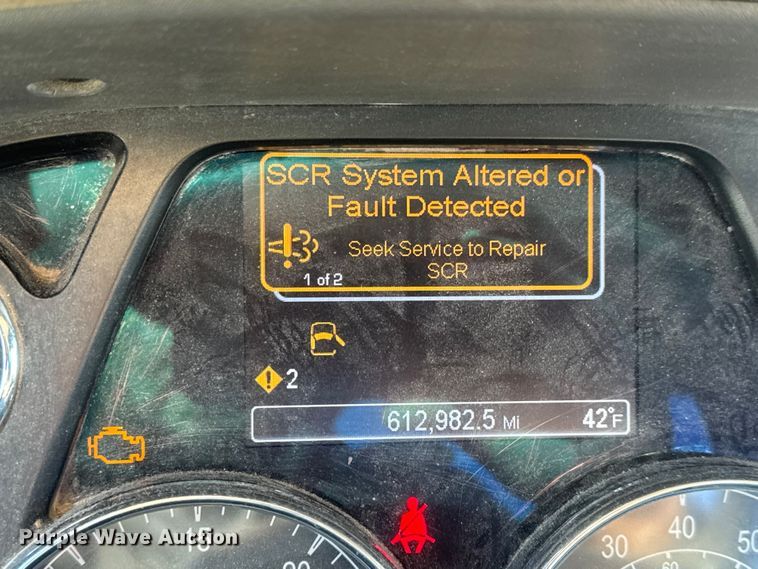 image for item ET4416 2016 Peterbilt 579 semi truck