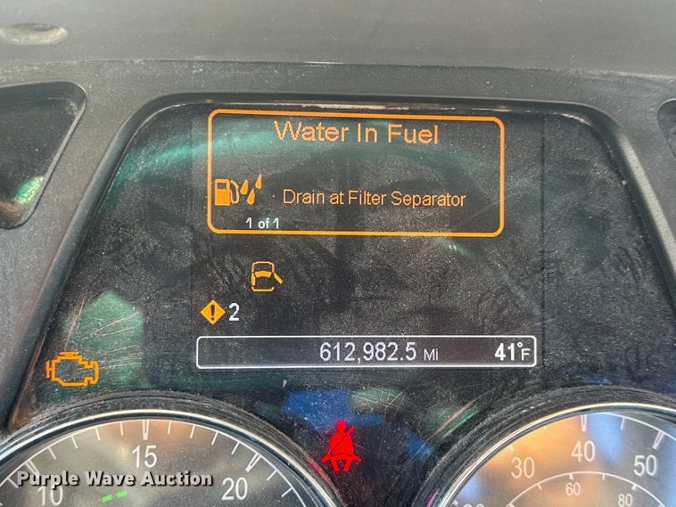 image for item ET4416 2016 Peterbilt 579 semi truck