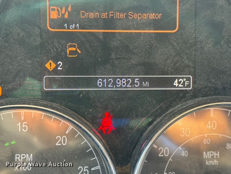 image for item ET4416 2016 Peterbilt 579 semi truck