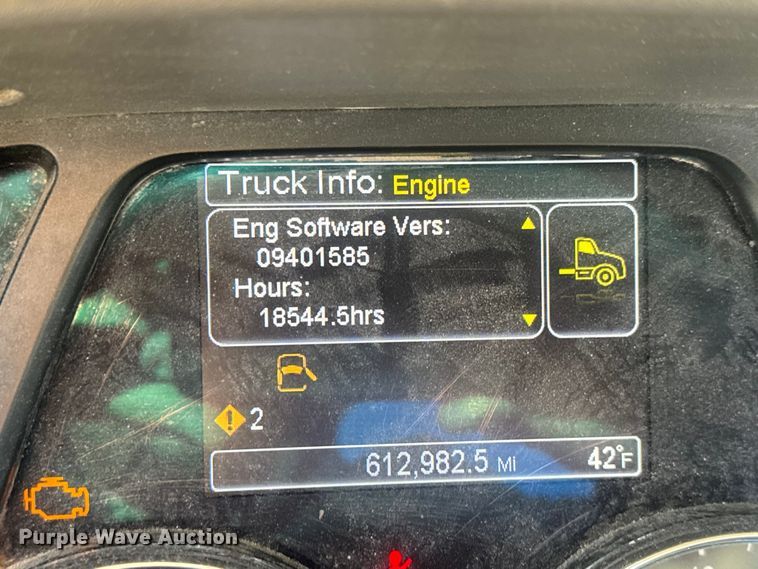 image for item ET4416 2016 Peterbilt 579 semi truck