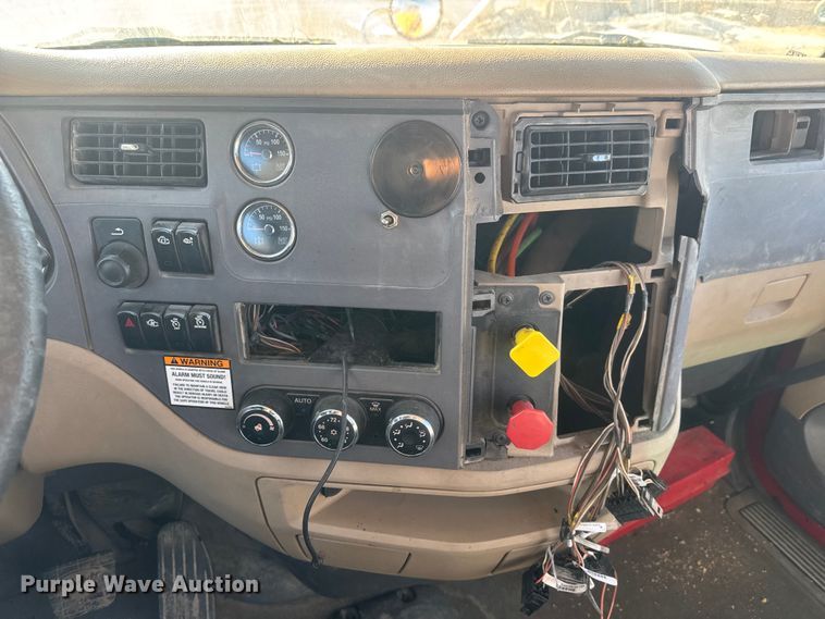 image for item ET4416 2016 Peterbilt 579 semi truck