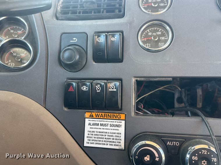 image for item ET4416 2016 Peterbilt 579 semi truck