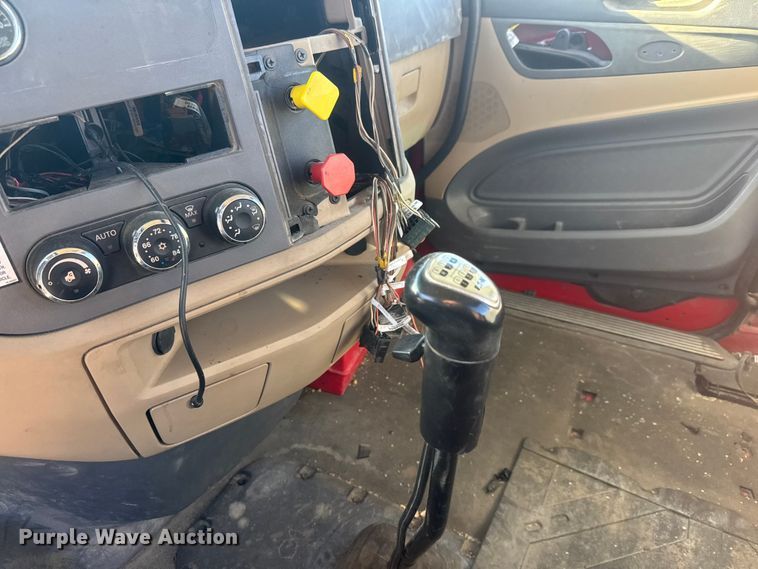 image for item ET4416 2016 Peterbilt 579 semi truck