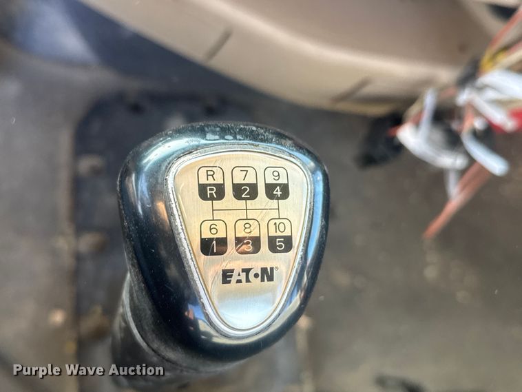 image for item ET4416 2016 Peterbilt 579 semi truck