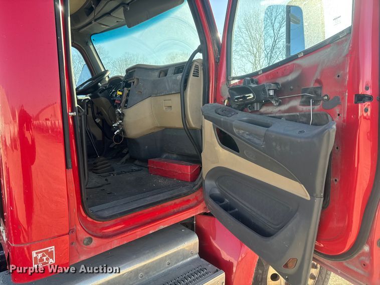 image for item ET4416 2016 Peterbilt 579 semi truck