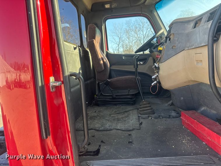 image for item ET4416 2016 Peterbilt 579 semi truck