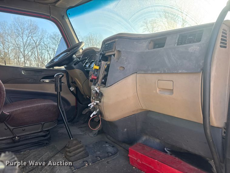 image for item ET4416 2016 Peterbilt 579 semi truck