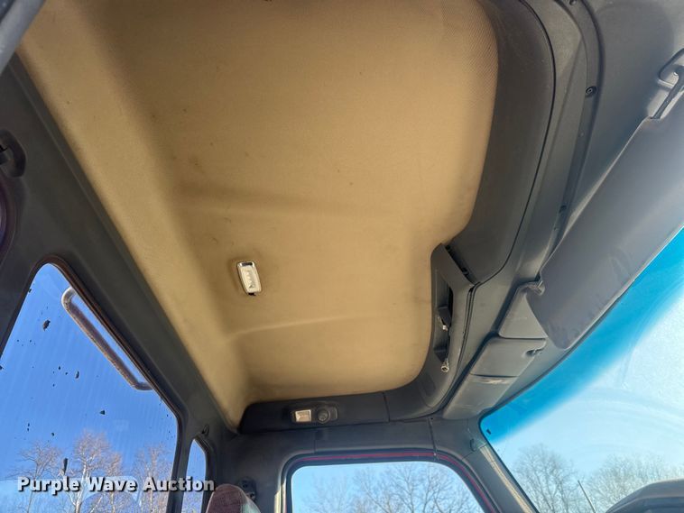 image for item ET4416 2016 Peterbilt 579 semi truck