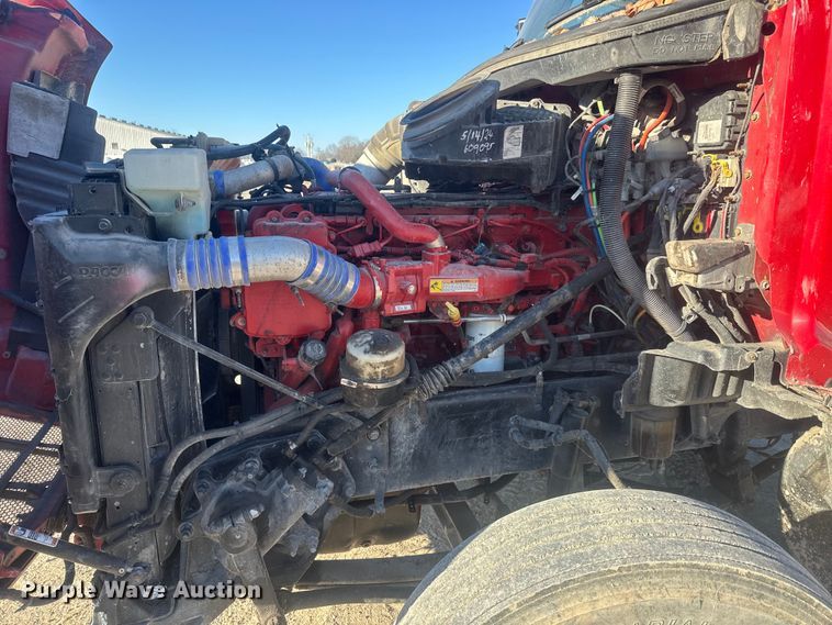 image for item ET4416 2016 Peterbilt 579 semi truck