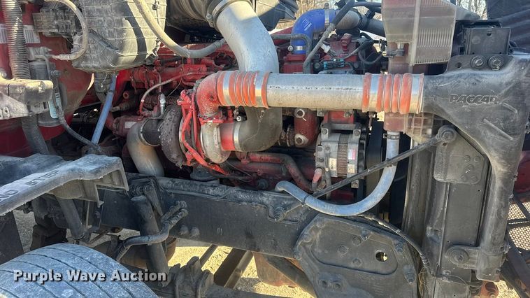 image for item ET4416 2016 Peterbilt 579 semi truck