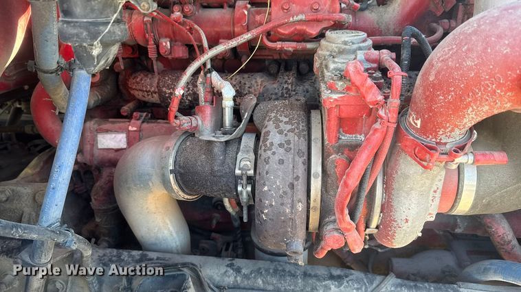 image for item ET4416 2016 Peterbilt 579 semi truck