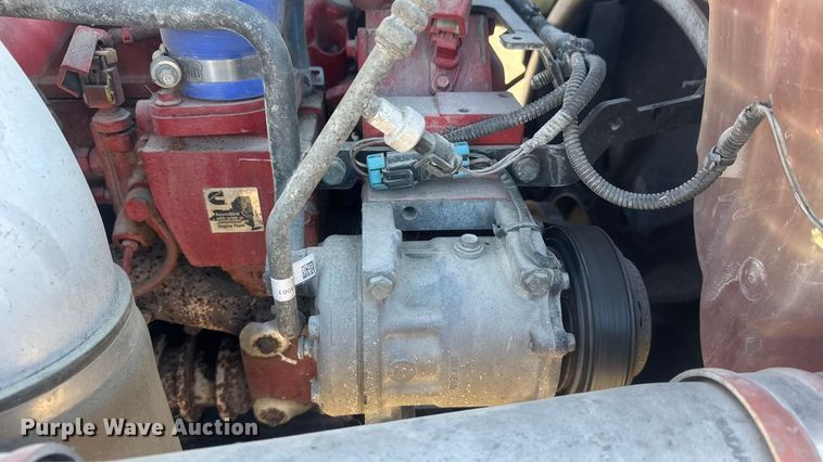 image for item ET4416 2016 Peterbilt 579 semi truck