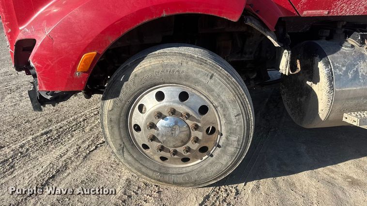 image for item ET4416 2016 Peterbilt 579 semi truck