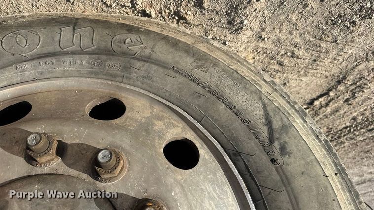 image for item ET4416 2016 Peterbilt 579 semi truck