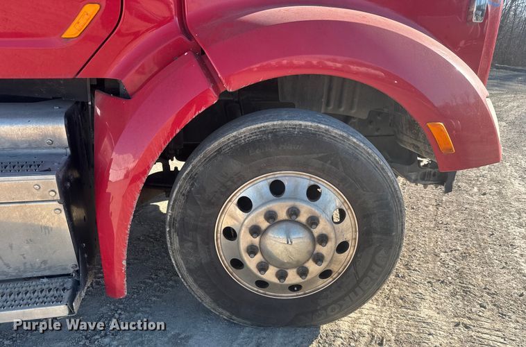 image for item ET4416 2016 Peterbilt 579 semi truck