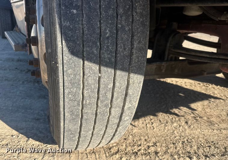 image for item ET4416 2016 Peterbilt 579 semi truck