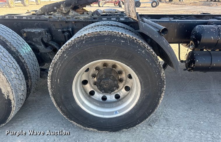 image for item ET4416 2016 Peterbilt 579 semi truck