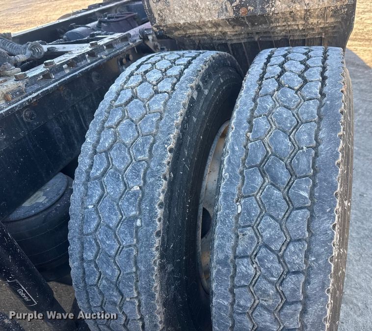 image for item ET4416 2016 Peterbilt 579 semi truck