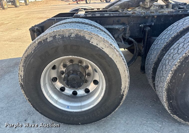 image for item ET4416 2016 Peterbilt 579 semi truck