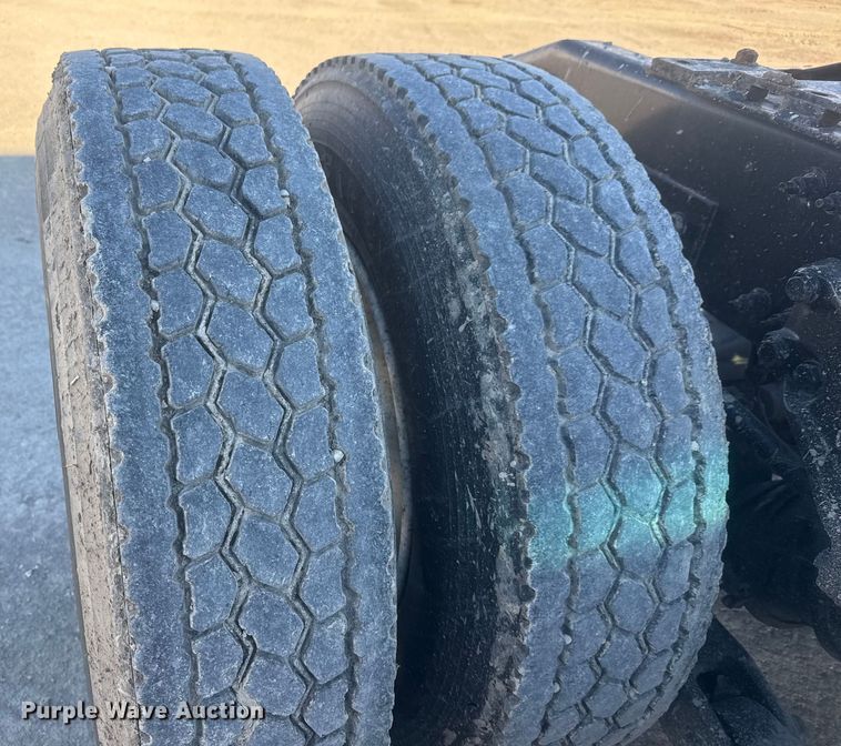 image for item ET4416 2016 Peterbilt 579 semi truck