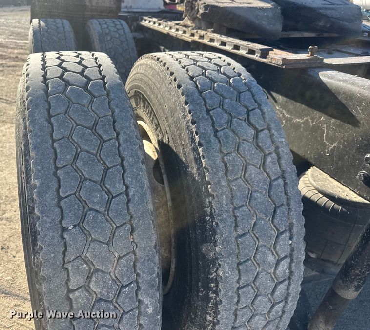 image for item ET4416 2016 Peterbilt 579 semi truck