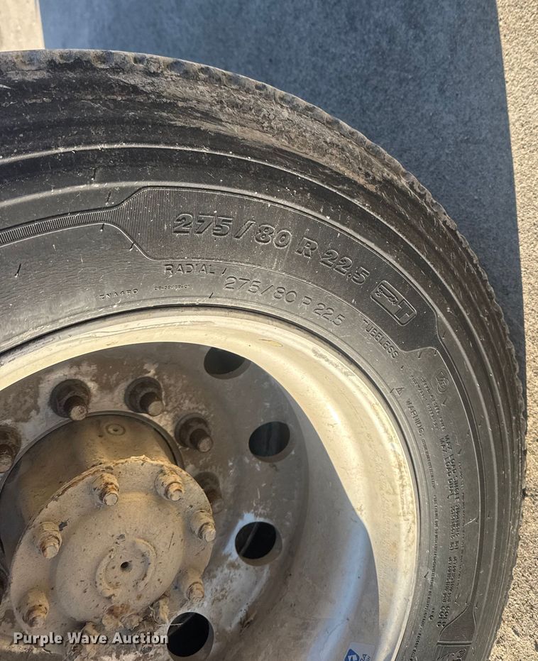 image for item ET4416 2016 Peterbilt 579 semi truck