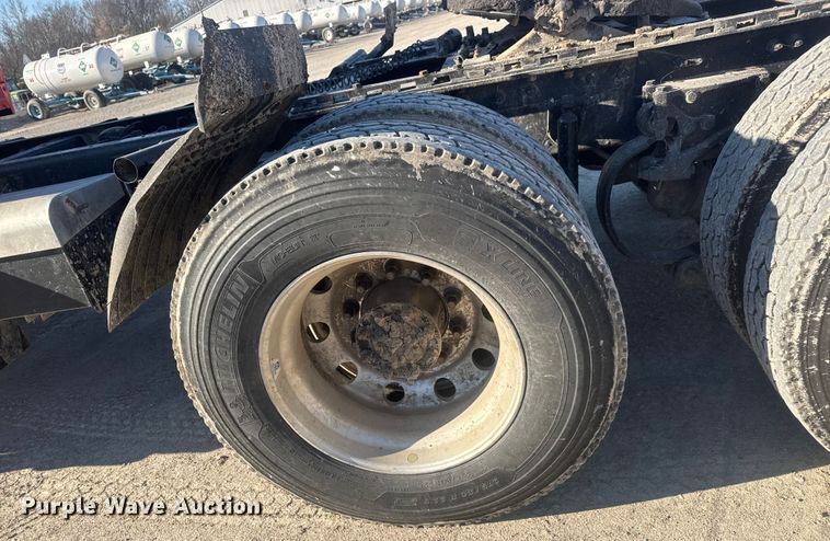 image for item ET4416 2016 Peterbilt 579 semi truck