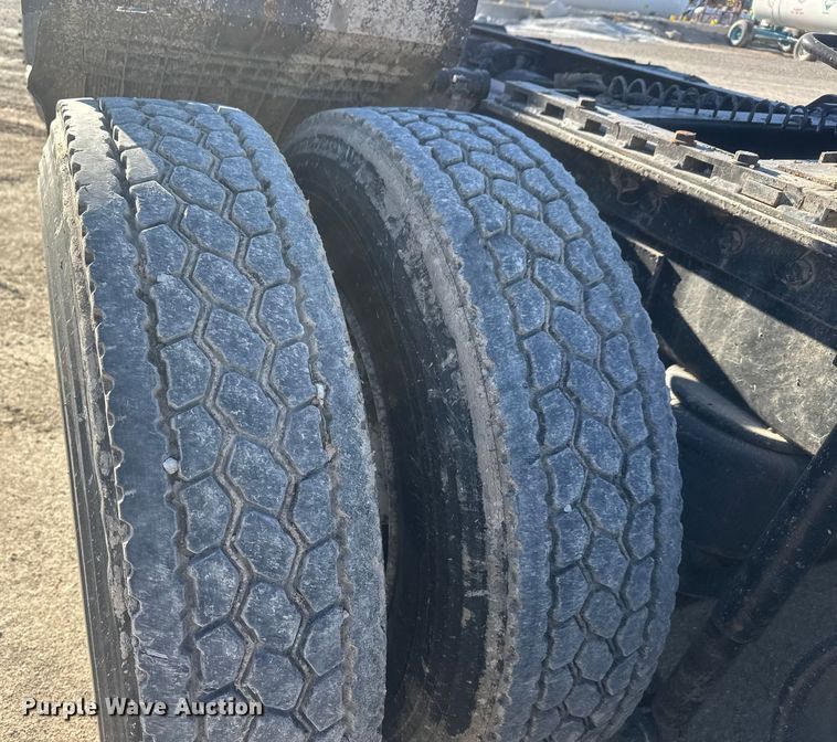 image for item ET4416 2016 Peterbilt 579 semi truck