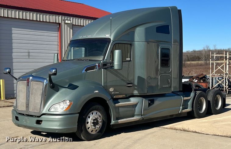image for item ET6861 2015 Kenworth T680 semi truck