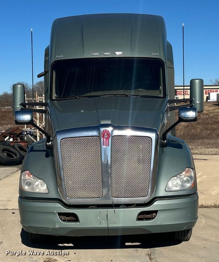 image for item ET6861 2015 Kenworth T680 semi truck