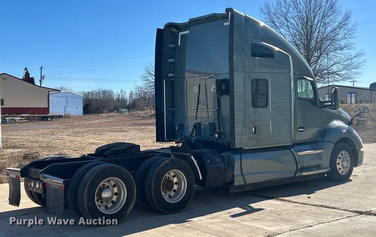 image for item ET6861 2015 Kenworth T680 semi truck
