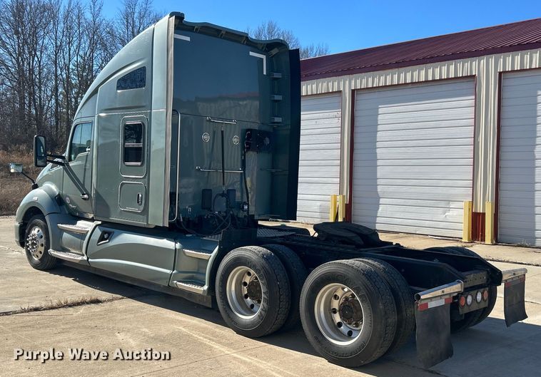 image for item ET6861 2015 Kenworth T680 semi truck