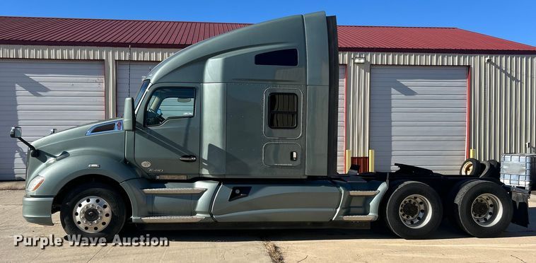 image for item ET6861 2015 Kenworth T680 semi truck