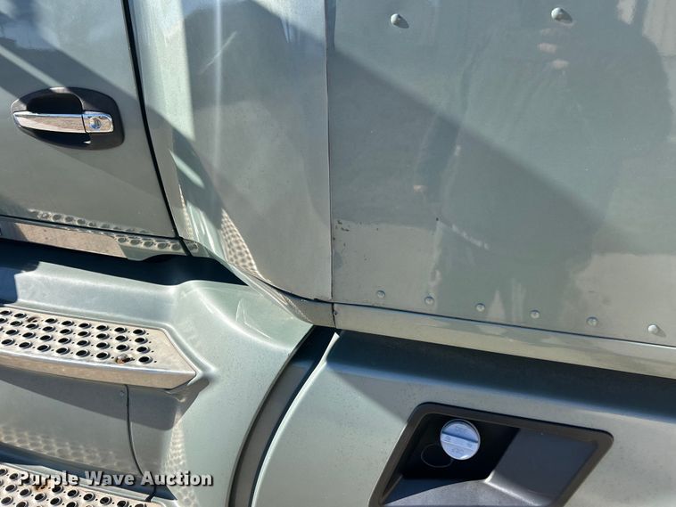 image for item ET6861 2015 Kenworth T680 semi truck