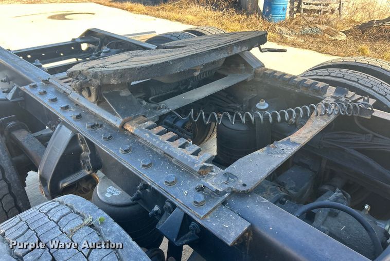 image for item ET6861 2015 Kenworth T680 semi truck