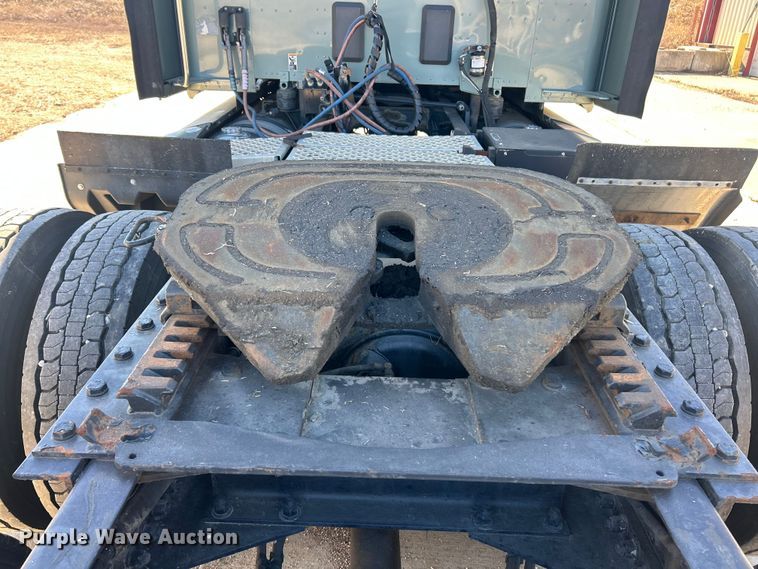 image for item ET6861 2015 Kenworth T680 semi truck